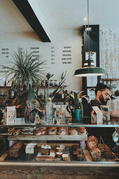Gastronómico atendiendo en el mostrador de un restaurante lleno de opciones listas para servir