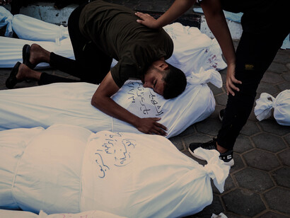 Un hombre lamenta la pérdida de un familiar durante los bombardeos en Gaza por parte de Israel