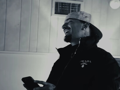 Aunque pretendía ser un himno del reguetón colombiano, la pieza fue percibida como un esfuerzo mediocre, con una base musical poco memorable y narrativa repetitiva