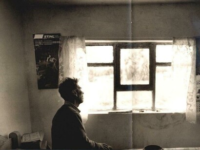 Un hombre mirando por la ventana