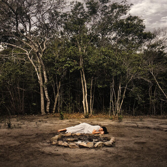 Marina Abramović, Sleeping by the fire pit (detalle), 2012. Cortesía del Museo de Bellas Artes de Bilbao