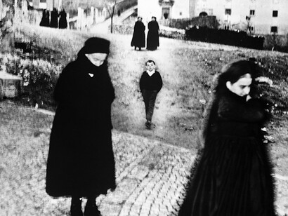 Mario Giacomelli, Dalla serie Scanno, 1957-59 © Eredi Mario Giacomelli