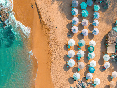 Playa Coral sorprende por sus aguas tranquilas, sus formaciones naturales y un entorno ideal para nadar y disfrutar de la naturaleza en estado puro