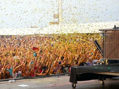Ambiente en un festival musical al aire libre