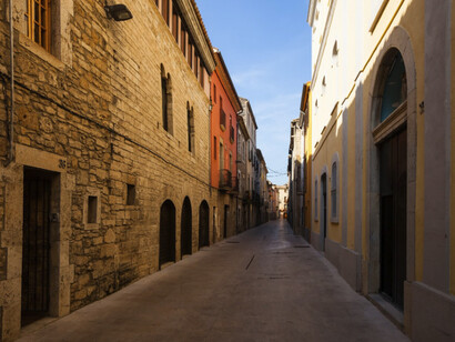 Agosto en la ciudad es una experiencia solitaria. La gente de todos los días está en otros lugares y los pocos saludos resuenan en un vacío sin fin que nada llena. Módena en verano, Italia