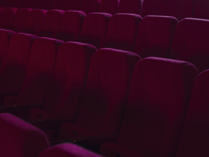 As salas de cinema tornaram-se espaços onde histórias antigas ganham novas formas para um público contemporâneo