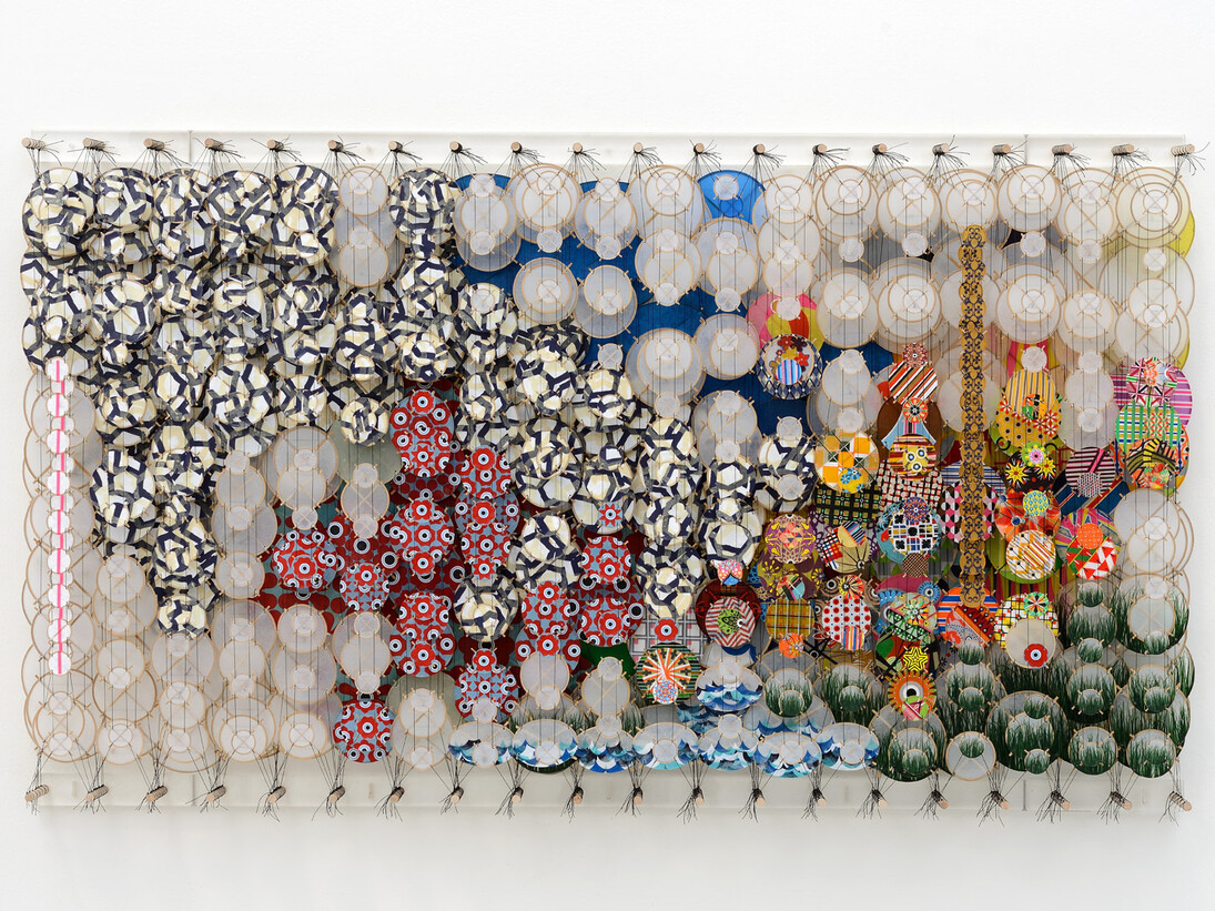 Jacob Hashimoto, The clearing,
2015,
107 x 180 x 20 cm,
bambù, dacron, carta, nylon, acrilico e
pigmenti / bamboo, dacron, paper, nylon,
acrylic and pigments, foto Michele Alberto Sereni, courtesy Studio la Città