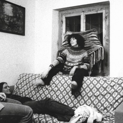 È il 1987, Gloria torna da sua madre, con tutte le difficoltà del caso e Dano, pur sentendosi in colpa per questo, sa di avere bisogno di un distacco, di prendere in mano la sua vita