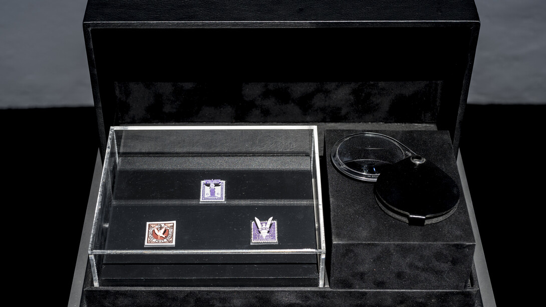 Vuelos endémicos II (4) / Endemic flights II (4) 
2016, Installation, Three hand cut stamps: one old stamp United States Postage 1942, one old stamp Third Reich 1938, one recreation of the Basel Dove Stamp 2016, methacrylate, wood, magnifying glass, leather and velvet box, 18 x 33.7 x 9.3 cm (closed). Courtesy Galleria Continua, San Gimignano / Beijing / Les Moulins / Habana
Ph Ela Bialkowska, OKNO studio