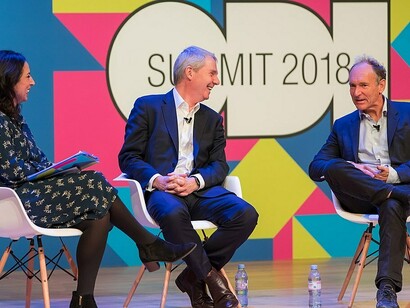 Tim Berners-Lee all'Open Data Institute's Summit, Londra, UK, (2014). La sua influenza nella comunità scientifica è stata tale da fargli guadagnare un posto di rilievo come membro della Royal Society a partire dal 2001