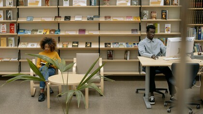 Homem faz pesquisa acadêmica em biblioteca. O tipo de conhecimento mais validado depende do propósito. O ideal é que os dois sejam vistos como complementares: o conhecimento acadêmico oferece rigor e generalização, enquanto o conhecimento empírico fornece experiência e contexto