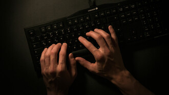 Mãos usam comandos no teclado para buscar falhas de segurança em sistema operacional