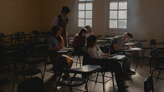 El abuso del discurso populista, el desmantelamiento de la excelencia académica y la precarización institucional por parte de las élites dirigentes perpetúan el nepotismo y sofocan la meritocracia en la sociedad