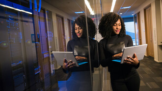 Ao organizar dados, melhorar o fluxo de trabalho e aprimorar o atendimento ao cliente, a IA transforma processos e permite mais foco em atividades de maior valor