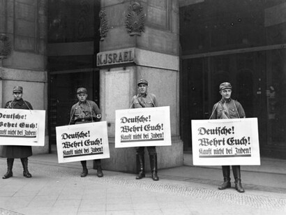 Miembros de las SA llamando al boicot judío en 1933