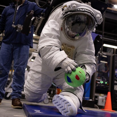 Axiom Space e Prada hanno collaborato alla realizzazione del Liquid Cooling and Ventilation Garment (LCVG), un indumento progettato per essere indossato dagli astronauti all'interno della tuta spaziale Axiom Extravehicular Mobility Unit (AxEMU). Progettato come strato interno ad alte prestazioni dell'AxEMU, l'LCVG è stato realizzato per proteggere gli astronauti dagli agenti atmosferici quando esploreranno la superficie lunare per la prima volta in oltre 50 anni. Crediti: Axiom Space e Prada