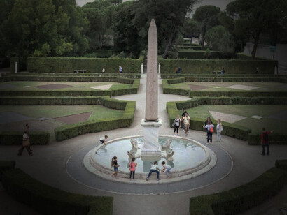 Villa Medici, Roma, Italia. Si passa al piazzale, dove si trova la copia l’obelisco in granito rosa di Rameses II il cui originale è stato trasferito a Firenze dopo l’abbandono da parte della famiglia Medici
