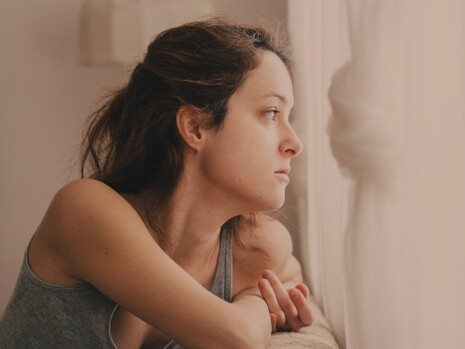 Joven deprimida: las personas, mujeres mayoritariamente, que son percibidas como objetos sexuales, no son consideradas totalmente como seres humanos, merecedores de dignidad y respeto