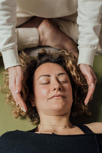 Estudos mostram que práticas como acupuntura e yoga nas PICs ajudam a reduzir o uso de medicamentos e melhoram a qualidade de vida