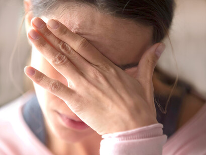 Mujer sufriendo un episodio de ansiedad