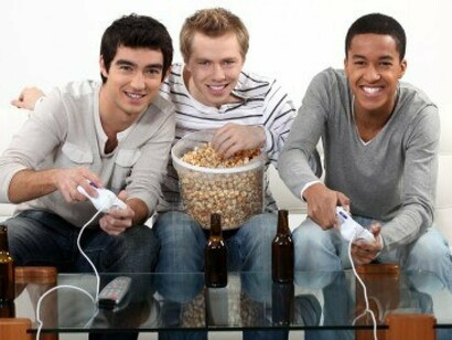 Tres amigos jugando a videojuegos