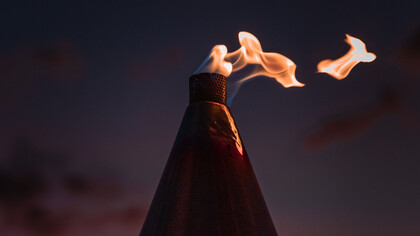 Chaminé de igreja na cidade-estado do Vaticano, Roma, produz fumaça a partir de combustão