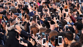 En este momento, la era digital —de la que su nave insignia es la telefonía móvil— parece ya plenamente instalada y con miras a perpetuarse