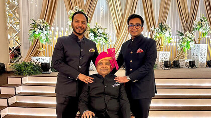 Mohitary Gupta, giovanissimo Art Director della Mukesh Art Gallery, una galleria a conduzione familiare aperta nel 2000 a Jaipur nel Rajasthan, nata per patrocinare l’eccezionale talento degli artisti locali
