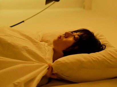 Mulher deprimida. Após 18 meses vivendo como Ned, Norah Vincent saiu do experimento exausta emocionalmente e em profunda crise psicológica. Pouco tempo depois, ela se internou voluntariamente em uma clínica psiquiátrica
