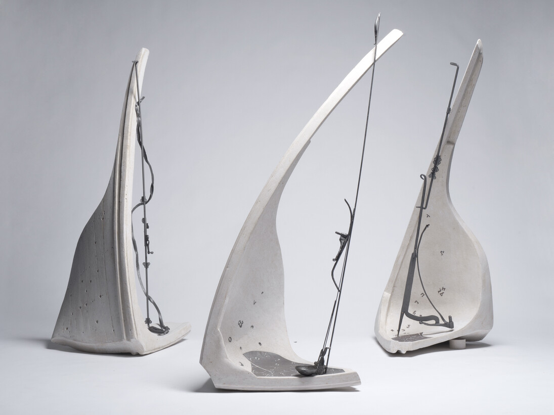 Gabriella Benedini, Arpe di Ninive, 2012, vetroresina e ferro, 70 x 70 x 60 cm circa ciascuna

