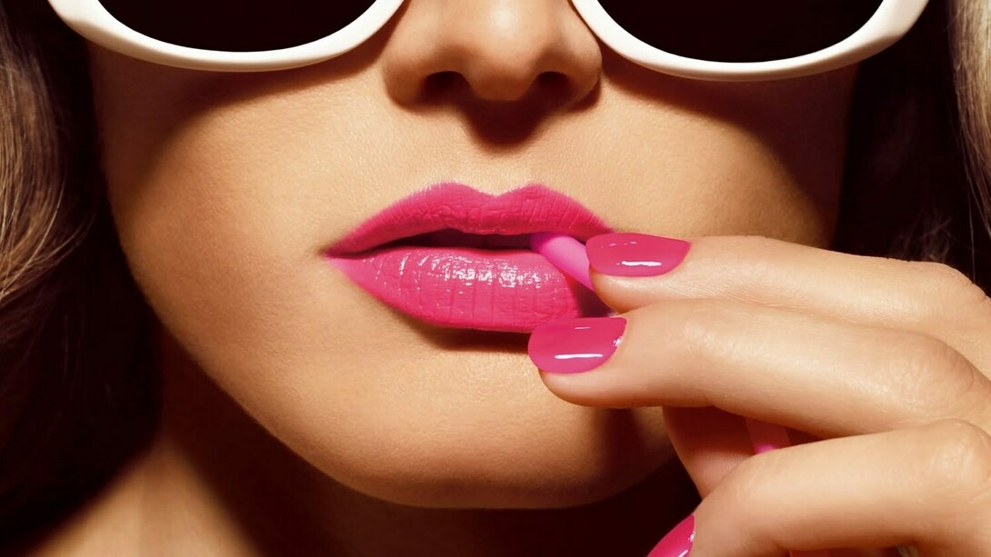 Mujer con labios y uñas pintados y gafas de sol