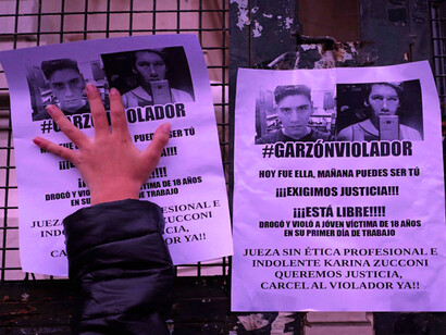 Grupos feministas y de defensa de las mujeres en Argentina han difundido la etiqueta #GarzónMartínezViolador y colocado carteles en la ciudad para denunciar al agresor