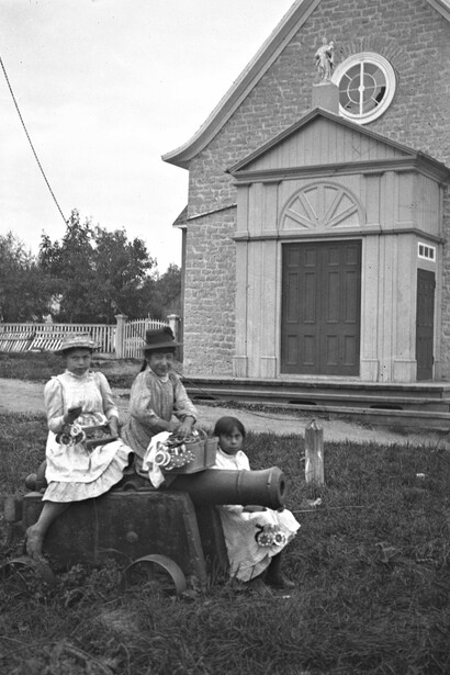 Wallis & Shepherd, Eliza Huberge, Houlda Sione etAlda Gros-Louis, trois fillettes huronnes-wendat, Wendake, QC, vers 1900, don de Stanley G. Triggs, Musee McCord