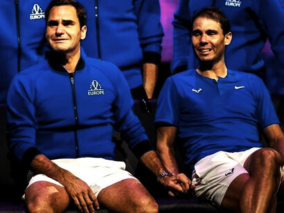 Roger Federer y Rafael Nadal, se toman de la mano en la despedida del suizo de su carrera profesional