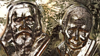 Retrato en metal de Sri Aurobindo y Mirra Alfassa