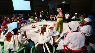 Laura Marchetti con i suoi studenti