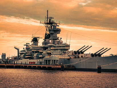 Acorazado estadounidense USS New Jersey atracado al atardecer