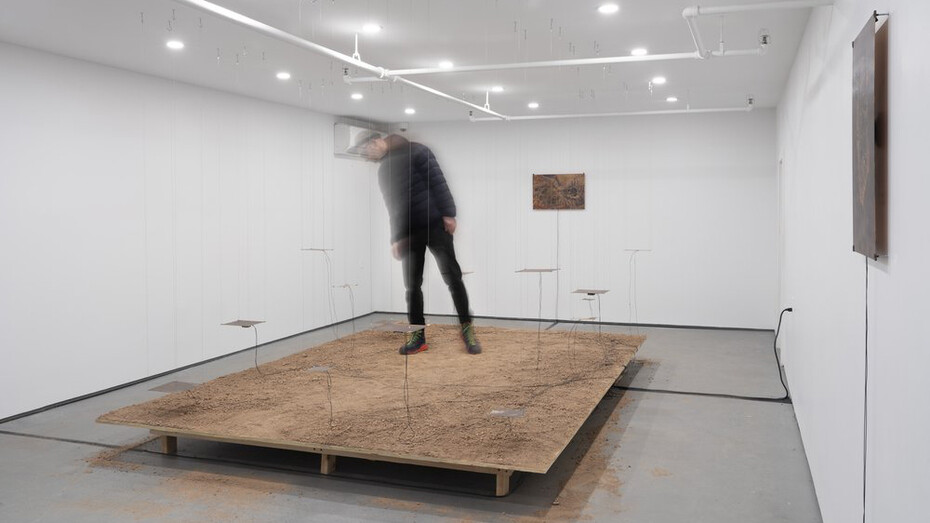 Alchemyverse, Networks of kisses, exhibition view. Courtesy of Nunu Fine Art