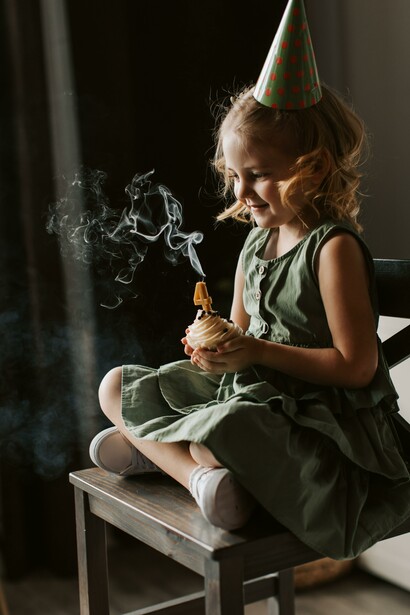 Compleanno. Nel giorno del suo compleanno, andavamo nella casa sull’albero con tovaglia e torta, lei spegneva le candeline ed esprimeva il desiderio come fa ogni bambino ma sul suo volto un velo di tristezza passava in quella frazione di secondo