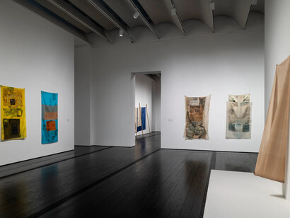 Robert Rauschenberg, Fabric works of the 1970s, exhibition view. Courtesy of the Menil Collection
