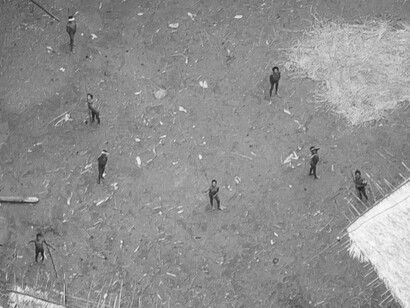 Foto de Hutukara. Indígenas Yanomamis no centro de sua casa circular em Araçá, Roraima, Brasil, sendo este o espaço em que rituais e trocas de saberes acontecem