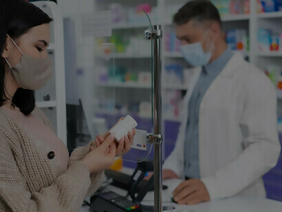 Um farmacêutico prestativo fornecendo medicação prescrita a um paciente necessitado