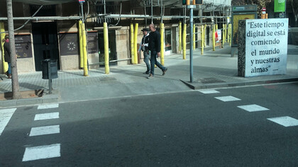 Luis Gordillo, Monolito de la calle Balmes, Barcelona, España