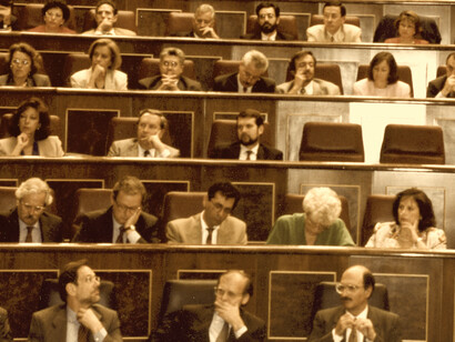 Bancada socialista (1993): tras perder unas lecciones que pensó ganadas, el PP tensionó y crispó al máximo el ambiente político ante los numerosos escándalos que asediaban al Gobierno de Felipe González
