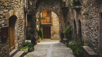 Una estrecha calle en la localidad de Lérida, España