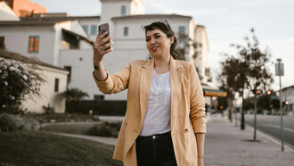 Explore como o WhatsApp está revolucionando as comunicações, ampliando a jornada de trabalho e afetando a vida cotidiana no brasil, com foco nas implicações para o equilíbrio entre vida profissional e pessoal
