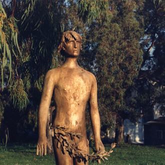 Giacomo Manzù, Grande Cardinale seduto, 1983, legno di circolo dorato, cm. 205 - Courtesy Galleria d'Arte Maggiore G.A.M., Bologna (Italy)