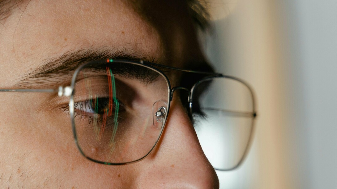 A vida tornara-se uma vitrina com reflexos estilhaçados, qualquer um produzia e veiculava informação, apimentando a sua realidade para os amigos virtuais que só liam as três primeiras linhas do lead, incapazes de suportar um parágrafo inteiro, viciados na distração contínua, como moscas a bater contra a mesma lâmpada
