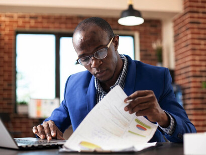 La contabilidad de los procesos relacionados con las iniciativas privadas en temas como la IED (Inversión Extranjera Directa) o la deuda privada, pública y la deuda externa en general. Hombre trabajando para la reunión de Sevilla, España