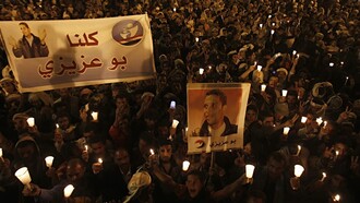 Des Tunisiens se remémorent la mort du jeune vendeur Mohamed Bouazizi qui s'est immolé par le feu le 17 décembre 2010